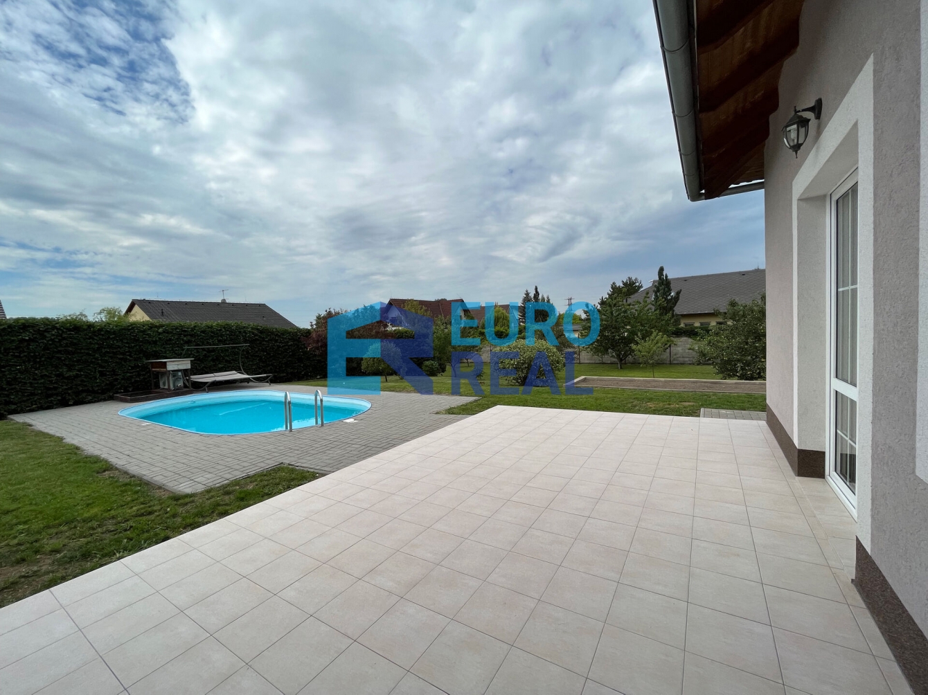 Rodinný dům 6+kk 245 m², se zahradou a bazénem, pozemek 1697, m²