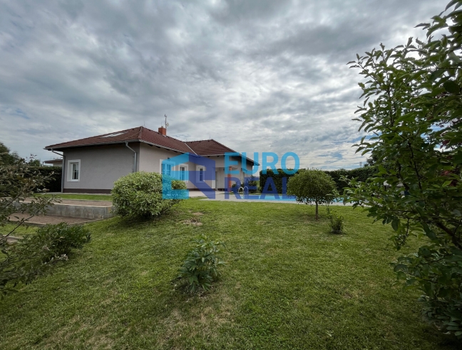 Rodinný dům 6+kk 245 m², se zahradou a bazénem, pozemek 1697, m²